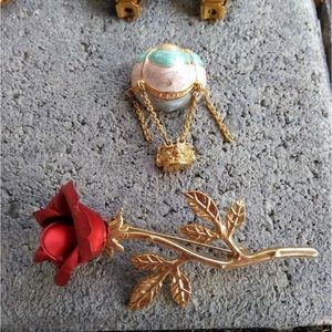 Vintage. Red Rose Pin Brooch in Gold Metal